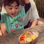 Nonoka Ono Instagram - 🍱 親子教室があったので 先日、秋田旅行で購入した 曲げわっぱでお弁当を作りました！ 曲げわっぱは、お米の水分量を 調整してくれるから冷めても美味しい ご飯が食べられるのが魅力✨ そしてほんのり木の香りもするの🥺✨ 盛り付けや曲げわっぱの魅力は @hanaco_obento_ さんを参考に させていただいてます🙏💓 蓋を開けたときの 娘の反応💯でした〜🤣🤣🙏 ただ、やっぱり曲げわっぱだけだと 大人っぽすぎるから 可愛いゴムバンドとお弁当袋 探しにいこうね🥺🫶笑 たくさん食べてくれてありがとう✨ ーーーーーーーーーーーーーーーーー 青のりごはんは @seri___official ちゃんがいつも遊ぶ時 おにぎりで持ってきてくれるやつ❤️笑 娘の食いつきがすごいから レシピ聞いて我が家でも定番に🥺❤️ ・白米 ・めんつゆ ・天かす ・青のり を良い感じに配合して混ぜる。雑😇 鶏むねミンチと豆腐のハンバーグは 作り置きしてたの焼いて 酒、みりん、白だし、醤油、砂糖 を良い感じに配合して最後とろみちゃん。雑😇 卵焼きは @hanaco_obento_ さんのレシピ本に いろんなアレンジが載ってたのと、 紫キャベツのナムルも これまた参考にさせていただきました🙏✨ #お弁当 #曲げわっぱ #秋田土産