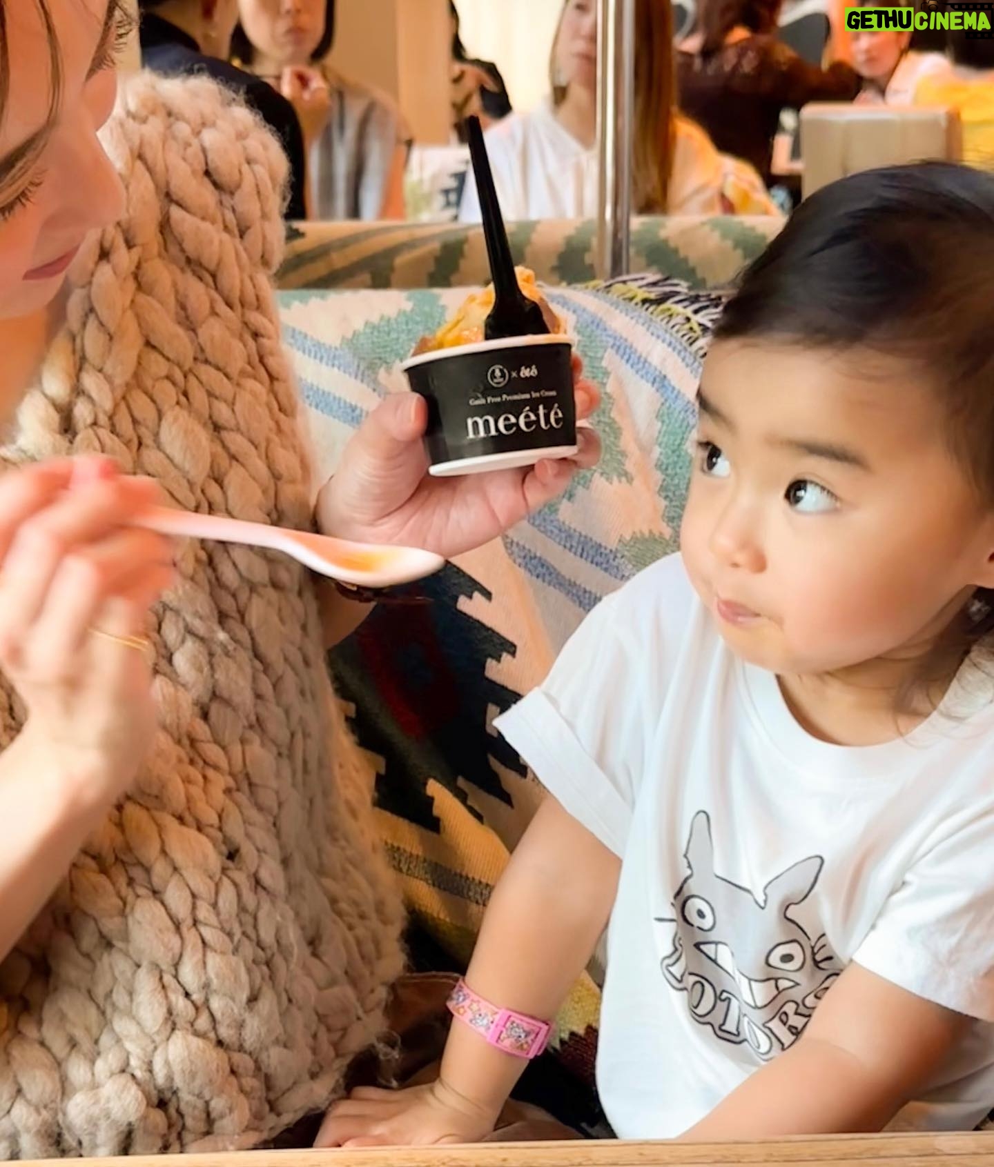 Nonoka Ono Instagram - 🍨🥭 @andmeal_official × @ete.restaurant のコラボ ギルドフリーアイスクリーム完成イベントに 娘と一緒にお邪魔してきました🧡 白砂糖、生クリーム、添加物不使用なのに こっくりとまろやかな甘みに大感動🥹✨ ちなみにこれで130kalだって、、🥹✨ 冬に一般販売されるみたいなので、 お楽しみに、、✨ おしゃれなロゴは我らが具義さん @gugitter デザイン🖤 タイミングがあって、一緒に食べられた☺️🖤 そしてプロデュースしたソンミさん @sonchan0111 にも初めてお会いしたのですが 透明感通りしてほぼ透けてました🤍 お肌のケアももちろんだけど 食べるものって大事なんだな🥹🤍 ランチのロールキャベツも 美味しすぎた、、 こちらは @andmeal_official で さっそくポチります☝️💚
