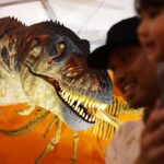 Nonoka Ono Instagram - 🦖 GWの思い出！ お台場でやってた恐竜博覧会🦖❤️‍🔥 なかなかリアルで、 最初は怖がっていた娘でしたが(大人でも恐い🤣) 最後は一緒にガオーガオー！ と楽しんでおりました✨ お土産に買った、 【きょうりゅうオーディション】 という絵本が娘に大ヒット！ 絵もストーリーも可愛くて、 恐竜の簡単な説明も書かれているの📝 毎晩２回は読むように言われ、 出てくる恐竜は私も覚えちゃいました🤣👍 プリンセスも良いけど (プリンセスと呼ぶと動きが少し落ち着く👸✨w) 歴史の勉強にもなる恐竜に 興味をもってくれるのは 親としては嬉しいな🤓👏笑 #GW #恐竜 #育児