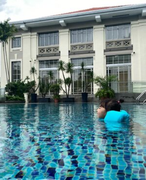 Nonoka Ono Instagram - 🌳
シンガポール滞在中は
【Hotel Fort Canning】に宿泊しました！

Fort Canning Parkの中にあるホテルで
とっっっっっても良かった🥹✨

・３階建のホテルで落ち着いてる。
お部屋の天井も高くてひろびろしてて素敵。
景色も最高。バスタブもあるの嬉しい。

・予約時、子供の情報はいれただけなのに
ベビーベットを用意していてくれた。

・大きいプールが２つもあって常にガラガラ。

・公園の中にあるから散歩し放題。
おしゃれなレストランもあったので
チェックインまでの時間も潰せる🫶
(遊具とかもあるみたいだったけど
広すぎて辿り着かなかった🤣🙏)

・徒歩だとホテルまで坂が大変だけど
タクシー使っちゃえばどこいくにも便利な立地
(シンガポール狭いからどこもそんな感じだけど笑)

・スタッフの方々みんな優しすぎる

・高級ホテルに比べたら安めでコスパ良い

Fort Cannig Park全然まわりきれなかったし
シンガポールにきたらまた絶対泊まりたい🥺🩵