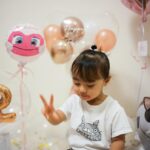 Nonoka Ono Instagram - 🎂 娘が２歳になりました✌️💞 生まれてきてくれて、ありがとう。 大大大大だーーーーい好き😭❤️！ #ケーキ食べる娘を見守るパパの圧 #おめかし写真は娘大暴れ #最終的にパパママ笑顔のツーショット #元気が一番 かわいすぎる数字とbirthdayバルーンは @fika_balloon さんに プレゼントしていただきました🙏🎁❤️