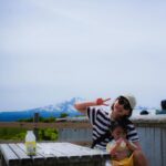 Nonoka Ono Instagram - 秋田観光まとめておきます📝 土田牧場🐄 眺めが良かった〜！ 動物とふれあいとかはなかったけど 子供がかるーく遊べる場所あり🛻 自家製チーズをつかった チーズトーストが美味しそうだった、、🤤🧀 (お腹いっぱいで食べられず) 大森山動物園🐘 動物との距離が近かった🐯❤️‍🔥 アスレチックや遊園地もあって 子供連れにやさしい！ ただ、お昼過ぎにいったら餌やりやふれあいが 全部終わっちゃってたので早めにいくのが◎ 麺饗 松韻🍜 無添加の濃厚煮干し中華そばが美味しすぎた〜！ 娘も完まくしてました🤣👍 秋田空港にある稲庭本舗明治佐助商店🍚 牛肉わっぱ飯も美味しかった😳🍚 @hanaco_obento_さんの影響で、曲げわっぱも購入✨ これで娘のお弁当作り頑張るぞ〜！ 秋田は広すぎるので 今度は2,3泊して大館やら男鹿やら いろいろと巡りたいです🥺❤️‍🔥
