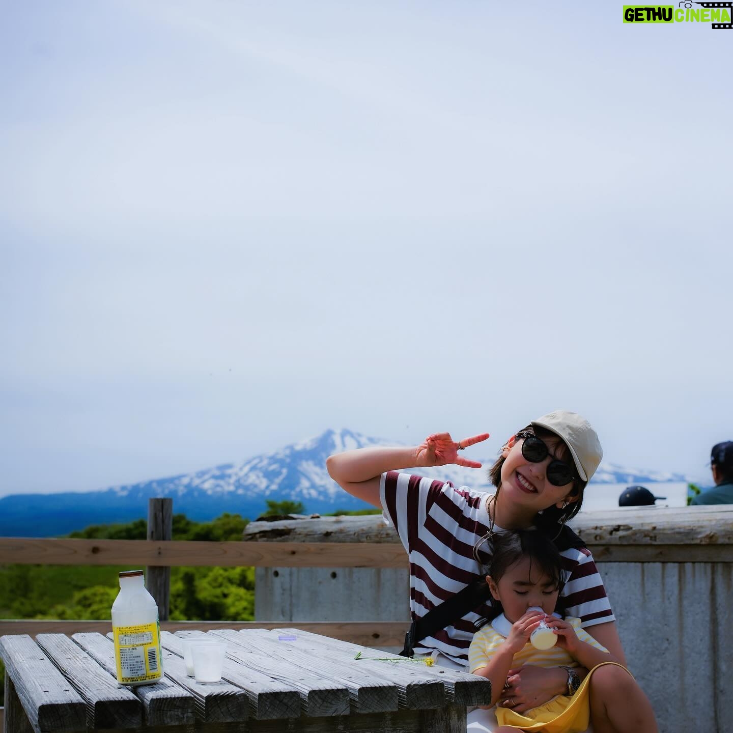 Nonoka Ono Instagram - 秋田観光まとめておきます📝 土田牧場🐄 眺めが良かった〜! 動物とふれあいとかはなかったけど 子供がかるーく遊べる場所あり🛻 自家製チーズをつかった チーズトーストが美味しそうだった、、🤤🧀 (お腹いっぱいで食べられず) 大森山動物園🐘 動物との距離が近かった🐯❤️🔥 アスレチックや遊園地もあって 子供連れにやさしい! ただ、お昼過ぎにいったら餌やりやふれあいが 全部終わっちゃってたので早めにいくのが◎ 麺饗 松韻🍜 無添加の濃厚煮干し中華そばが美味しすぎた〜! 娘も完まくしてました🤣👍 秋田空港にある稲庭本舗明治佐助商店🍚 牛肉わっぱ飯も美味しかった😳🍚 @hanaco_obento_さんの影響で、曲げわっぱも購入✨ これで娘のお弁当作り頑張るぞ〜! 秋田は広すぎるので 今度は2,3泊して大館やら男鹿やら いろいろと巡りたいです🥺❤️🔥