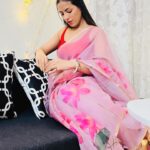 Noor Malabika Instagram - Expression can express☺️💗 #saree #bindi #love #indian #wear