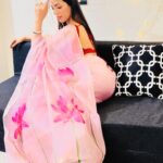 Noor Malabika Instagram - Expression can express☺️💗 #saree #bindi #love #indian #wear