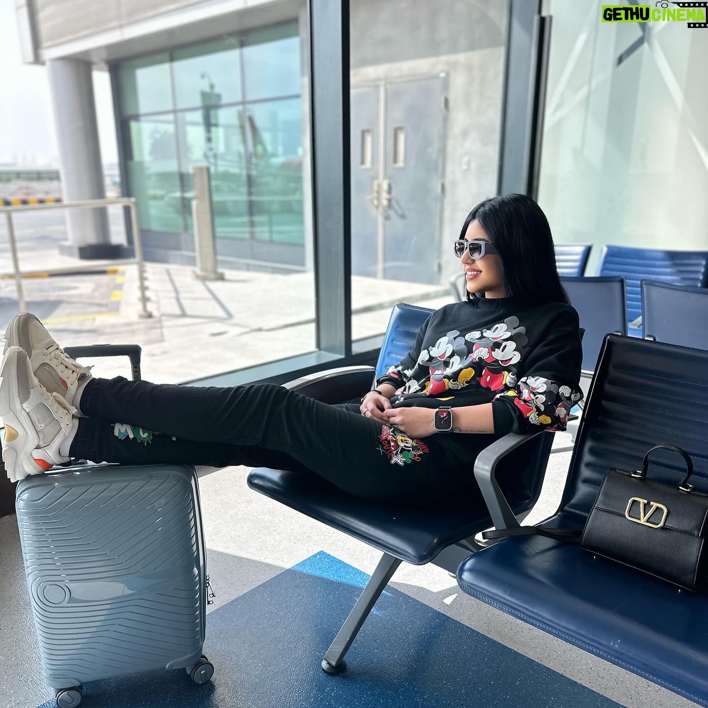Noor Mazen Instagram - تفضلون السفر وحدكم 🦦 لو تحبون يكون وياكم احد 🤔✈️