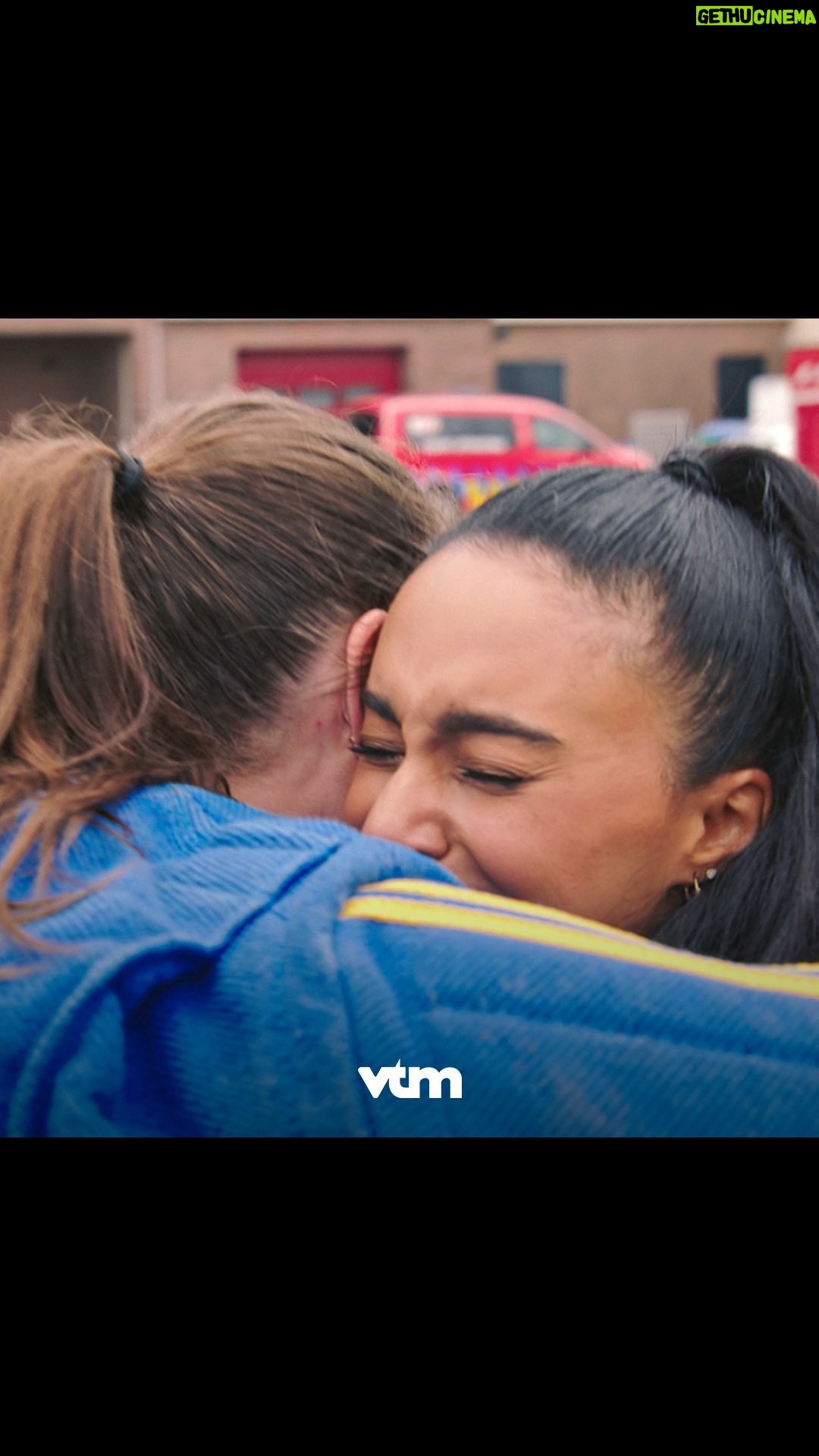 Nora Gharib Instagram - “Er komt geen seizoen drie van dit programma.” 😭 Nora ondervindt aan de levenden lijve de eerste job van het nieuwe seizoen ‘Blind Gesprongen’. 😱😜 Elke donderdag om 21.50 bij VTM en op VTM GO. #blindgesprongen