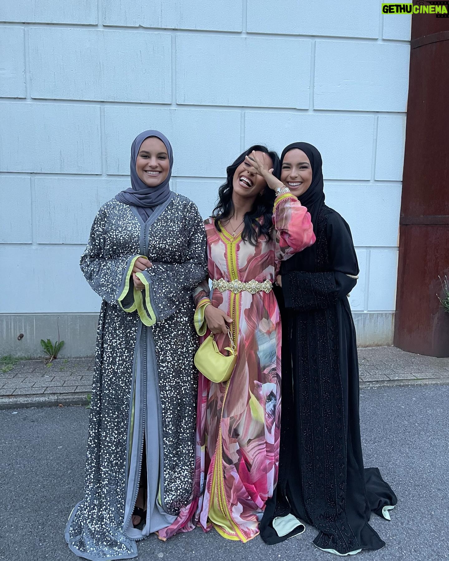 Nora Gharib Instagram - Mei, ookal ist nog ni voorbij. 🌸🌼