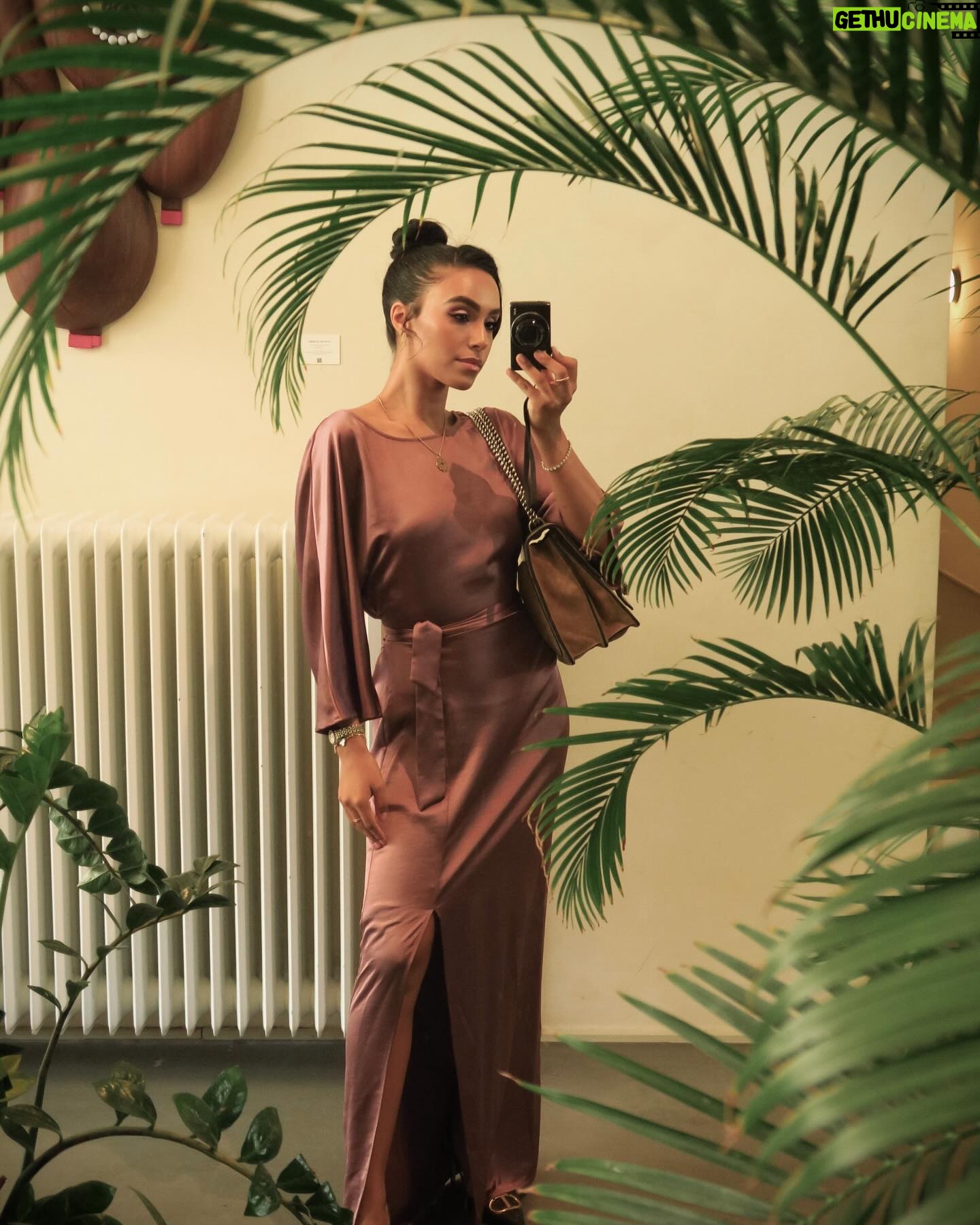 Nora Gharib Instagram - Mei, ookal ist nog ni voorbij. 🌸🌼