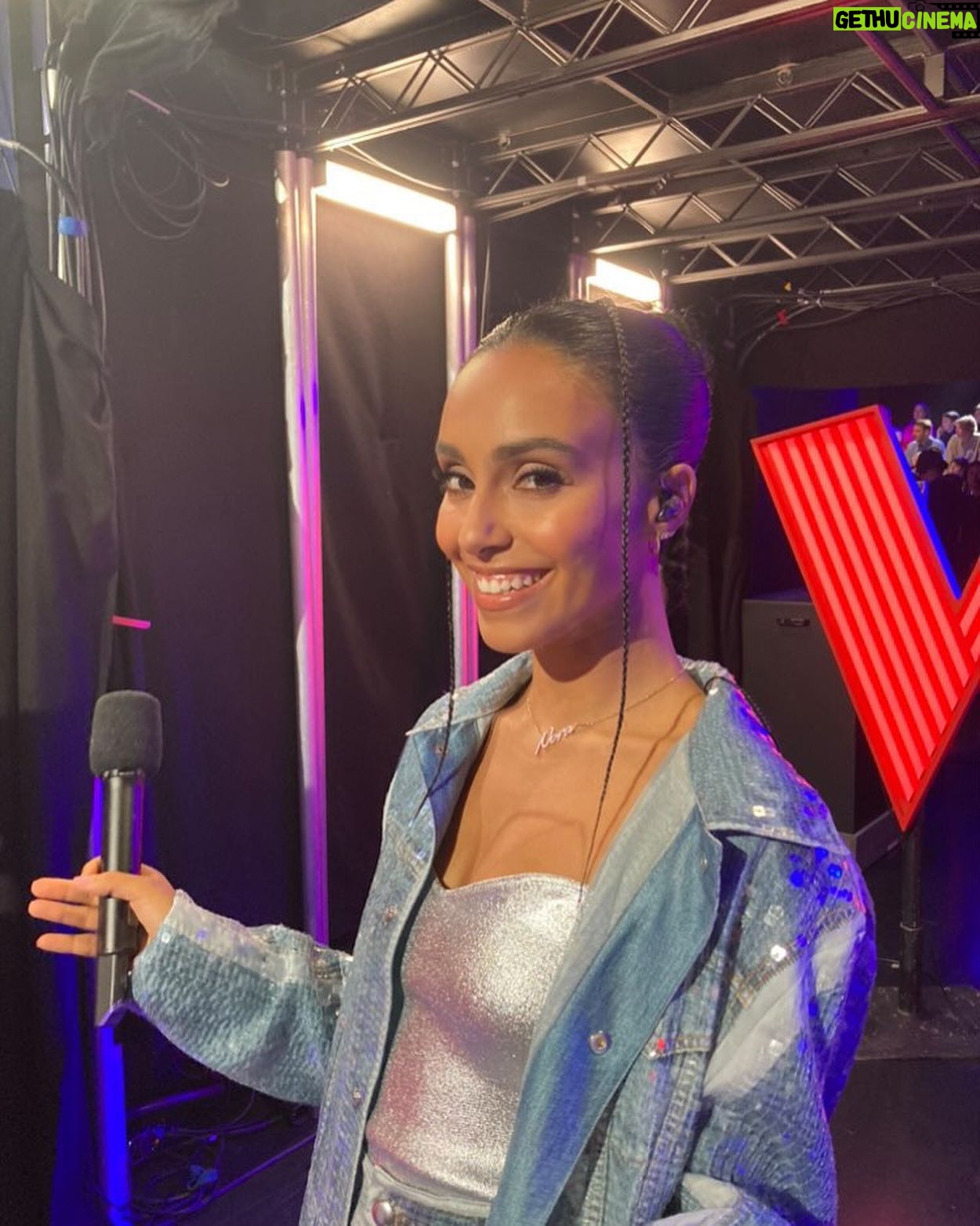 Nora Gharib Instagram - LOVE MY JOB 🤍 En alle mensen die er mee voor zorgen dat ik er confindent kan staan🥺🫶🏽 DE HALVE FINALE van @thevoicekidsvlaanderen om 20u30 op @vtm.be 🍉🫶🏽