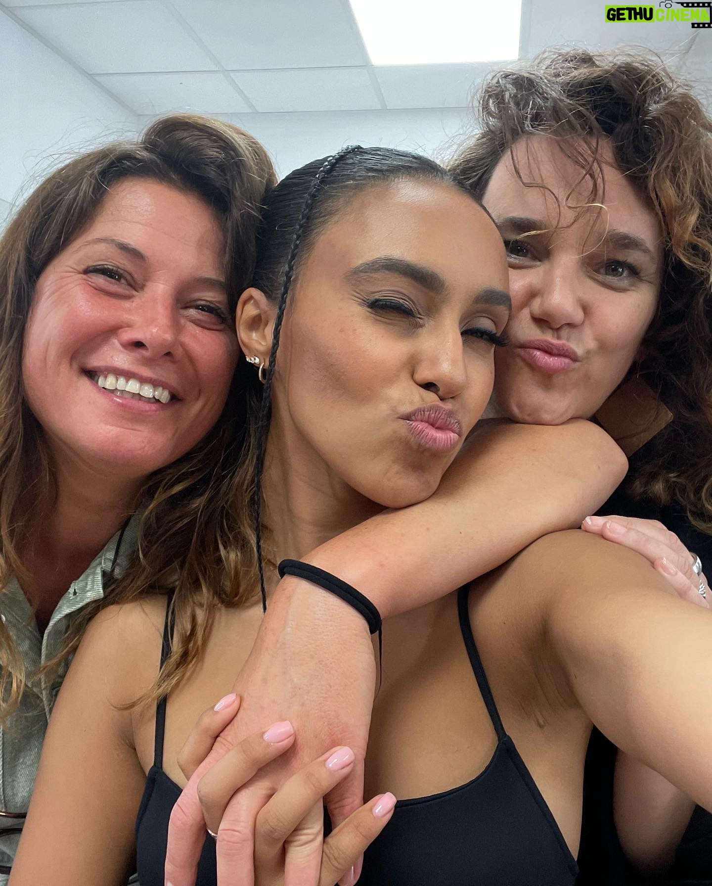 Nora Gharib Instagram - LOVE MY JOB 🤍 En alle mensen die er mee voor zorgen dat ik er confindent kan staan🥺🫶🏽 DE HALVE FINALE van @thevoicekidsvlaanderen om 20u30 op @vtm.be 🍉🫶🏽