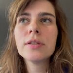 Nora Tschirner Instagram - Wir haben in diesem Jahr am Thema #Rastertherapie gesehen, was für einen starke gestalterische Kraft ein Petition haben kann, wenn sie eine bestimmte Grösse erreicht. Viel haben wir gemeinsam bewirkt und das ist toll, aber natürlich erst der Anfang. Jetzt ist es Zeit für Konkretheit und Weichenstellung. Der Koalitionsvertrag braucht ein glasklares Bekenntnis zur Priorisierung mentaler Gesundheit in unserem Land. Sie ist die dringlichste und grundlegendste Investition um eine Gesellschaft zu schaffen, die überhaupt Kraft entwickeln kann, sich den großen Herausforderungen dieser Zeit zu stellen. Wer in der Suppe gerade fast ertrinkt, kann nicht über den Tellerrand blicken. Bitte setzt Euch mit der Petition in der Bio auseinander. Danke! 🙋🏻‍♀️ LINK IN BIO #endthestigma 💚💚💚 @dianazurloewen @hauptstadtwolf @depriliga @stark_gegen_depression @abaerbock @robert.habeck @olafscholz @christianlindner