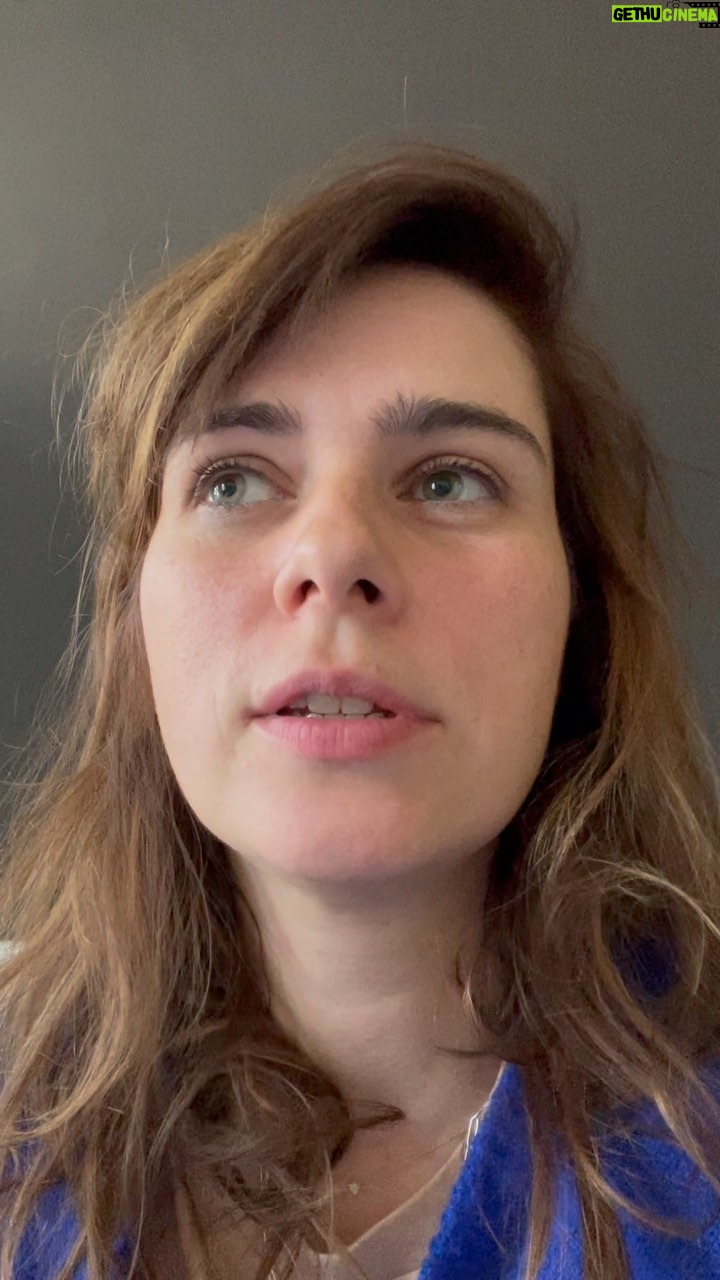 Nora Tschirner - 8.1K Likes - Wir haben in diesem Jahr am Thema #Rastertherapie gesehen, was für einen starke gestalterische Kraft ein Petition haben kann, wenn sie eine bestimmte Grösse erreicht. Viel haben wir gemeinsam bewirkt und das ist toll, aber natürlich erst der Anfang.
Jetzt ist es Zeit für Konkretheit und Weichenstellung. Der Koalitionsvertrag braucht ein glasklares Bekenntnis zur
Priorisierung mentaler Gesundheit in unserem Land. Sie ist die dringlichste und grundlegendste Investition um eine Gesellschaft zu schaffen, die überhaupt Kraft entwickeln kann, sich den großen Herausforderungen dieser Zeit zu stellen. Wer in der Suppe gerade fast ertrinkt, kann nicht über den Tellerrand blicken. Bitte setzt Euch mit der Petition in der Bio auseinander. Danke! 🙋🏻♀️
LINK IN BIO
#endthestigma
💚💚💚
@dianazurloewen @hauptstadtwolf
@depriliga
@stark_gegen_depression
@abaerbock
@robert.habeck
@olafscholz
@christianlindner