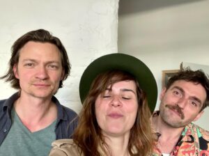 Nora Tschirner Instagram - Die „ARTE 42“ Studio-Crew wollte heute mal beweisen, dass wir HINTER der Kamera völlig verschwendet sind. Aber…ach egal. Wir konzentrieren uns jetzt einfach wieder auf‘s Inhaltliche. Und auf Eibrot. 🤷🏻‍♀️

“ARTE 42” nächste Folge „Die Sprache der Tiere“ morgen, 6.5., 
15 Uhr auf ARTE-YouTube 

#arte42