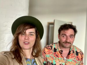 Nora Tschirner Instagram - Die „ARTE 42“ Studio-Crew wollte heute mal beweisen, dass wir HINTER der Kamera völlig verschwendet sind. Aber…ach egal. Wir konzentrieren uns jetzt einfach wieder auf‘s Inhaltliche. Und auf Eibrot. 🤷🏻‍♀️

“ARTE 42” nächste Folge „Die Sprache der Tiere“ morgen, 6.5., 
15 Uhr auf ARTE-YouTube 

#arte42