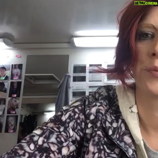 Nora Tschirner Instagram - ANZEIGE (wegen Dörtenennung) So, Leute. Jute Nachrichtn, es ist soweit. Äuglein jespitzt, heute Tutohriel-Königsklasse: Nehls. Und Jewinnspiel. Gern jeschehn. „Arthurs Gesetz“-Finale heute 20:15 Uhr TNT Comedy #arthursgesetz #bihaindeßiens #laifheck @maskenbildner_studio @cristinadorego @janjosefliefers