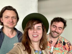 Nora Tschirner Instagram - Die „ARTE 42“ Studio-Crew wollte heute mal beweisen, dass wir HINTER der Kamera völlig verschwendet sind. Aber…ach egal. Wir konzentrieren uns jetzt einfach wieder auf‘s Inhaltliche. Und auf Eibrot. 🤷🏻‍♀️

“ARTE 42” nächste Folge „Die Sprache der Tiere“ morgen, 6.5., 
15 Uhr auf ARTE-YouTube 

#arte42