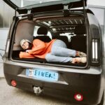 Nora Tschirner Instagram - #unbezahlteWerbungwegenLove #staysono Update: Von „Fangirl“ zu „Oh Goddo, kann ich bitte NICHT diejenige sein, die nach der frischgelungenen Crowdfundingkampagne erstmal den Test-Sion gegen die nächste Eiche semmelt“ zu „Fangirl forever-ever“ in 9 Sekunden. Post von nun an bitte hierhin: Norma Tschernau c/o Kofferraum Am Moos 1 5555 Solarstern PS: Habt tausend Dank, dass ich Euch die Bude einrennen durfte, ihr tollen, schlauen, hinreißenden Menschen von @sono_motors . Es war so herrlich und spannend und lustig bei Euch. (Und gemütlich, übrigens. Seid froh, dass ihr nicht in Berlin zuhause seid, sonst würde ich Euch so dermaßen zulungern.) Tschüss, Euer Stalki