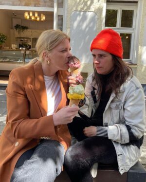 Nora Tschirner Instagram - So. Nach 73 Folgen meiner liebsten Lieblingssendung ARTE 42 muss ich nun erstmal kurz das Gelernte integrieren. Es war nicht leicht eine Nachfolgerin zu finden, aber wir konnten das Ganze durch ein Eisessen-Casting äußerst professionell und zufriedenstellend zum Abschluss bringen. Es lässt sich festhalten: @joerdis_triebel bringt genug Sonne im Gesicht, Mango im Herzen und Schokolade an der Nasenscheidewand mit, um ARTE 42 auf ein völlig neues Level zu heben. Um die Sendung und alle Beteiligten, also Autoren, Redakteure, Produzenten, Cutter, Musik-Hannes und Kai, den besten Tonmann südlich von Pankow zu ehren, habe ich beschlossen das einzig Angemessene zu tun und einfach zeitnah selbst 42 zu werden. 💪🏻

Heute geht‘s schon los mit Jördis und den anderen Tollen. Auf YouTube. Ich esse weiter Eis und gucke, wer noch? 
🍨🍦🍧

@arte.tv 
@_mobydok