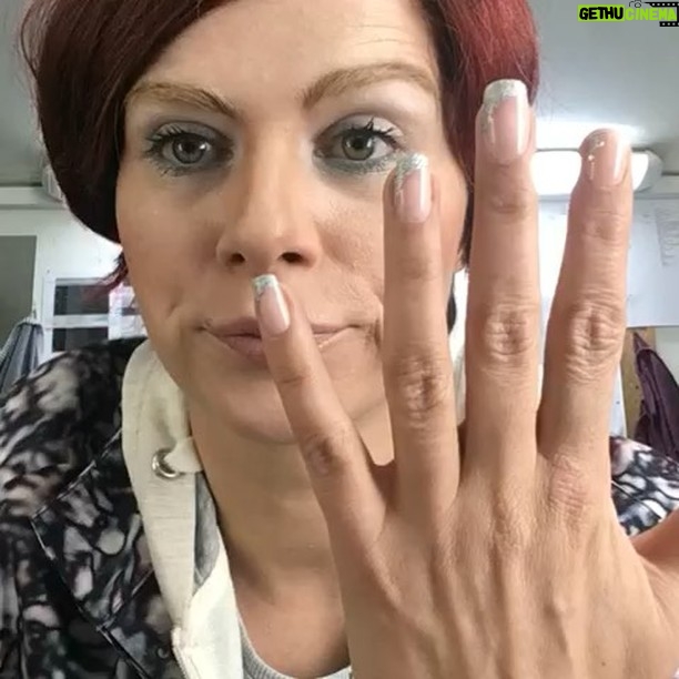 Nora Tschirner Instagram - ANZEIGE (wegen Dörtenennung) So, Leute. Jute Nachrichtn, es ist soweit. Äuglein jespitzt, heute Tutohriel-Königsklasse: Nehls. Und Jewinnspiel. Gern jeschehn. „Arthurs Gesetz“-Finale heute 20:15 Uhr TNT Comedy #arthursgesetz #bihaindeßiens #laifheck @maskenbildner_studio @cristinadorego @janjosefliefers