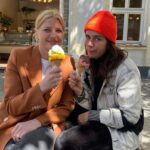 Nora Tschirner Instagram - So. Nach 73 Folgen meiner liebsten Lieblingssendung ARTE 42 muss ich nun erstmal kurz das Gelernte integrieren. Es war nicht leicht eine Nachfolgerin zu finden, aber wir konnten das Ganze durch ein Eisessen-Casting äußerst professionell und zufriedenstellend zum Abschluss bringen. Es lässt sich festhalten: @joerdis_triebel bringt genug Sonne im Gesicht, Mango im Herzen und Schokolade an der Nasenscheidewand mit, um ARTE 42 auf ein völlig neues Level zu heben. Um die Sendung und alle Beteiligten, also Autoren, Redakteure, Produzenten, Cutter, Musik-Hannes und Kai, den besten Tonmann südlich von Pankow zu ehren, habe ich beschlossen das einzig Angemessene zu tun und einfach zeitnah selbst 42 zu werden. 💪🏻 Heute geht‘s schon los mit Jördis und den anderen Tollen. Auf YouTube. Ich esse weiter Eis und gucke, wer noch? 🍨🍦🍧 @arte.tv @_mobydok