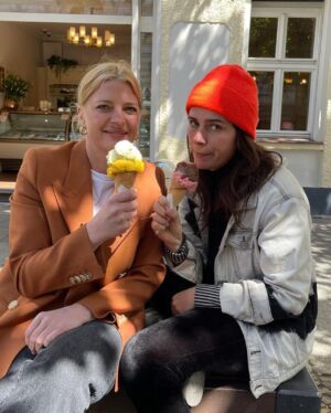 Nora Tschirner Instagram - So. Nach 73 Folgen meiner liebsten Lieblingssendung ARTE 42 muss ich nun erstmal kurz das Gelernte integrieren. Es war nicht leicht eine Nachfolgerin zu finden, aber wir konnten das Ganze durch ein Eisessen-Casting äußerst professionell und zufriedenstellend zum Abschluss bringen. Es lässt sich festhalten: @joerdis_triebel bringt genug Sonne im Gesicht, Mango im Herzen und Schokolade an der Nasenscheidewand mit, um ARTE 42 auf ein völlig neues Level zu heben. Um die Sendung und alle Beteiligten, also Autoren, Redakteure, Produzenten, Cutter, Musik-Hannes und Kai, den besten Tonmann südlich von Pankow zu ehren, habe ich beschlossen das einzig Angemessene zu tun und einfach zeitnah selbst 42 zu werden. 💪🏻

Heute geht‘s schon los mit Jördis und den anderen Tollen. Auf YouTube. Ich esse weiter Eis und gucke, wer noch? 
🍨🍦🍧

@arte.tv 
@_mobydok
