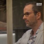 Nora Tschirner Instagram - Torsten Sträter und Kurt Krömer reden bei “Chez Krömer” über Depressionen und ich weine (mittlerweile ohne Depression). Danke Euch beiden. ❤️❤️❤️ (Für Hilfe- schaut mal unten nach. Ich weiß selbst noch so gut: es klingt an manchen Tagen unüberwindlich, auch nur den kleinsten Schritt (oder einen Klick/geschweige denn Anruf) zu machen und man denkt, man ist der einzige Mensch, bei dem nichts helfen wird oder der den Versuch nicht wert ist. Das ist nur der Filter im Kopf. Den kann man wegkriegen. Versucht’s. Lasst euch helfen, es gibt richtig gute Leute dafür, ihr seid nicht im Ansatz so allein, wie ihr Euch jetzt gerade fühlt. Und: es lohnt sich. Ein Winken aus dem Leben danach. Ist schön hier.) #endthestigma @stark_gegen_depression @depriliga @freundefuerslebenev @kurt_kroemer_berlin