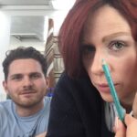 Nora Tschirner Instagram – ANZEIGE (vonne Wasserlinienschutzpolssei) 
So, Leute. Geht weiter. Alte Klein-Biddenbacher Weisheit: “Auf EINEN Tutohriel kann man nich stehn”. Wer Power-Wolljem sagt, muss auch Wau-Effekt sagen. (Memo von Claudi an sich selbst: “Nächstet Mal ruhisch ma hochkant ausprobieren, och wegen den Nicolay halber, vonne Jesischtshälfte her.”) Heute wieder 20:15 TNT Comedy, merkta selber.
#arthursgesetz
#bihaindeßiens
@maskenbildner_studio @cristinadorego