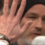 Nora Tschirner Instagram - Torsten Sträter und Kurt Krömer reden bei “Chez Krömer” über Depressionen und ich weine (mittlerweile ohne Depression). Danke Euch beiden. ❤️❤️❤️ (Für Hilfe- schaut mal unten nach. Ich weiß selbst noch so gut: es klingt an manchen Tagen unüberwindlich, auch nur den kleinsten Schritt (oder einen Klick/geschweige denn Anruf) zu machen und man denkt, man ist der einzige Mensch, bei dem nichts helfen wird oder der den Versuch nicht wert ist. Das ist nur der Filter im Kopf. Den kann man wegkriegen. Versucht’s. Lasst euch helfen, es gibt richtig gute Leute dafür, ihr seid nicht im Ansatz so allein, wie ihr Euch jetzt gerade fühlt. Und: es lohnt sich. Ein Winken aus dem Leben danach. Ist schön hier.) #endthestigma @stark_gegen_depression @depriliga @freundefuerslebenev @kurt_kroemer_berlin