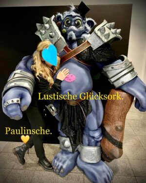 Nora Tschirner Instagram - Ach, Lebewohl, mein Herr… 💙

Danke, Orki, danke, Fräulein Lila. 
Danke, danke, danke, @masked.singer.germany -Team. Beste Zeit. Ihr wisst, wer ihr seid. Und ich auch. 💙💙💙

🐜💙🫐🪨