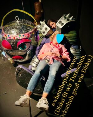 Nora Tschirner Instagram - Ach, Lebewohl, mein Herr… 💙

Danke, Orki, danke, Fräulein Lila. 
Danke, danke, danke, @masked.singer.germany -Team. Beste Zeit. Ihr wisst, wer ihr seid. Und ich auch. 💙💙💙

🐜💙🫐🪨