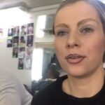 Nora Tschirner Instagram – ANZEIGE (Wegen Nicolay-Nennung. Dit is ne Marke, der Typ.) So auf Wunsch einer einzelnen jungen Dame: Tutohriel! Schwerpunkt heute: Power-Wolljem @maskenbildner_studio @cristinadorego  #arthursgesetz #bihainseßiens