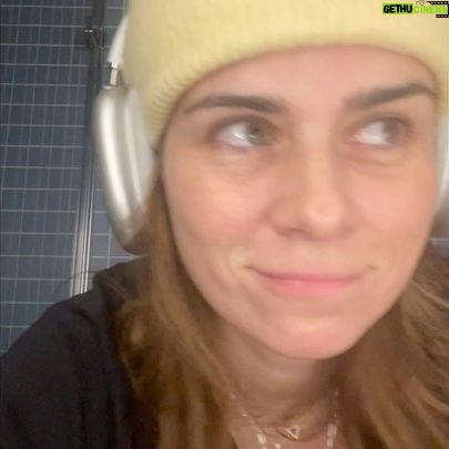 Nora Tschirner - 6.4K Likes - Werbung (wegen doppelter Geniekopf-Nennung)
„Wunderschön“ von @karolineherfurth (Geniekopf 1) - seit Donnerstag endlich im Kino und schon fragen alle nach diesem fantastischen Song. Ha! Sag ich doch!
Es wird berichtet von Kinos, in denen beim Abspann getanzt wurde. 😳. 🥺. 😭.
Ich bin SEHR neidisch, dass ich das noch nicht miterlebt habe. Seit Jahren tanze ich vergnügt vor mich hin zu diesem unfassbaren Lied von @kishi_bashi (Geniekopf 2) und nun tanzt ihr da einfach alleine los, ohne Bescheid zu sagen, oder wie???!!! Werde ab jetzt unauffällig alle Kinos abklappern und gucken, ob ich ein Moshpit zum Druntermischen erwische. Juhu!! Vielen Dank für eure begeisterten Rückmeldungen zum Film.
Carry on (dancing) phenomenons!
#wunderschön
#carryonphenomenon