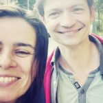 Nora Tschirner Instagram - Guckt mal. Das ist Alex. Den hab ich gerade auf dem Rückweg vom Bäcker getroffen, er wohnt bei mir um die Ecke. Alex und ich kennen uns seit der Schule, er war einen Jahrgang über mir. Wir mochten beide die Schule, aber unsere Leidenschaft für Naturwissenschaften konnte sie leider Null entfachen. 13 Jahre lang nicht. (Wenn überhaupt haben Peter Lustig und Christoph von der „Sendung mit der Maus“ den Funken dafür in unsere Herzen geschmissen. Danke dafür.) Dann haben wir uns 20 Jahre nicht gesehen. Auf unseren beiden unterschiedlichen Lebenswegen konnten wir aber endlich unserem inneren Voll-Nerd begegnen. Alex macht mittlerweile zusammen mit seinem Team von @_mobydok fantastische Wissenschaftsfilme die nur so sprühen vor merkwürdigen, lustigen und lustvollen Fragestellungen. Als er mir vor einem Jahr zum ersten Mal von „ARTE 42- die Antwort auf fast alles“ erzählte, fand keine innere Diskussion mehr in mir statt, dass ich das als Sprecherin gerne machen will. Jedesmal wenn ich eine Folge sehen darf, um sie später einzusprechen, schäumen mein Herz und Hirn über vor Wonne, ob der absurden und spannenden Wissensreisen und jedes Mal bin ich schockverliebt in alle Forscher:innen, denen ich begegne. Heute geht es endlich los und vielleicht geht es manchen von Euch ähnlich. Wie schön das wär! Was Hänschen nicht gelernt hat, lernt nun tausend Mal besser: Euer Hans. PS: Vielen Dank an alle Beteiligten, ich feiere Euch bei jedem Aufnahme-Tag so sehr. Ihr seid meine heutigen Peters und Christophs. 💛 YouTube-Premiere: 15 Uhr auf ARTEs YouTube Kanal (Link in Bio). Ich gucke, wer noch? Machen wir zusammen YouTubeParty? Geht nur 25 min, könnt ihr auch heimlich auf Arbeit aufm Klo gucken. 😬 Fernsehpremiere: morgen 22:40Uhr auf ARTE. Juhuuu!!