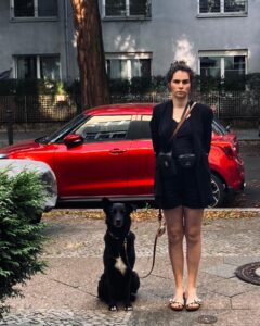 Nora Tschirner Instagram - Bitte lassen Sie sich von uns ü-ber-haupt nicht irritieren.