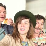 Nora Tschirner Instagram - Die „ARTE 42“ Studio-Crew wollte heute mal beweisen, dass wir HINTER der Kamera völlig verschwendet sind. Aber…ach egal. Wir konzentrieren uns jetzt einfach wieder auf‘s Inhaltliche. Und auf Eibrot. 🤷🏻‍♀️ “ARTE 42” nächste Folge „Die Sprache der Tiere“ morgen, 6.5., 15 Uhr auf ARTE-YouTube #arte42