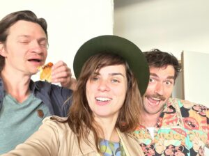 Nora Tschirner Instagram - Die „ARTE 42“ Studio-Crew wollte heute mal beweisen, dass wir HINTER der Kamera völlig verschwendet sind. Aber…ach egal. Wir konzentrieren uns jetzt einfach wieder auf‘s Inhaltliche. Und auf Eibrot. 🤷🏻‍♀️

“ARTE 42” nächste Folge „Die Sprache der Tiere“ morgen, 6.5., 
15 Uhr auf ARTE-YouTube 

#arte42