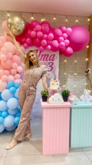 Norma Ruiz Instagram - Gracias @katapumkids Andrea y Cris. Sois únicas! Habéis hecho q el cumpleaños de nuestra hija haya sido especial e inolvidable: lleno de actividades didácticas, sorpresas q nunca te podrías imaginar, música, baile y espacios estupendos xa que tanto niños como adultos puedan compartir con todas las personas q quieren, en un gran día de celebración de la vida.🥳

Tarta deliciosa 🎂 @tusantojitos 

Catering exquisito 🥟🥨 @pampatarfood