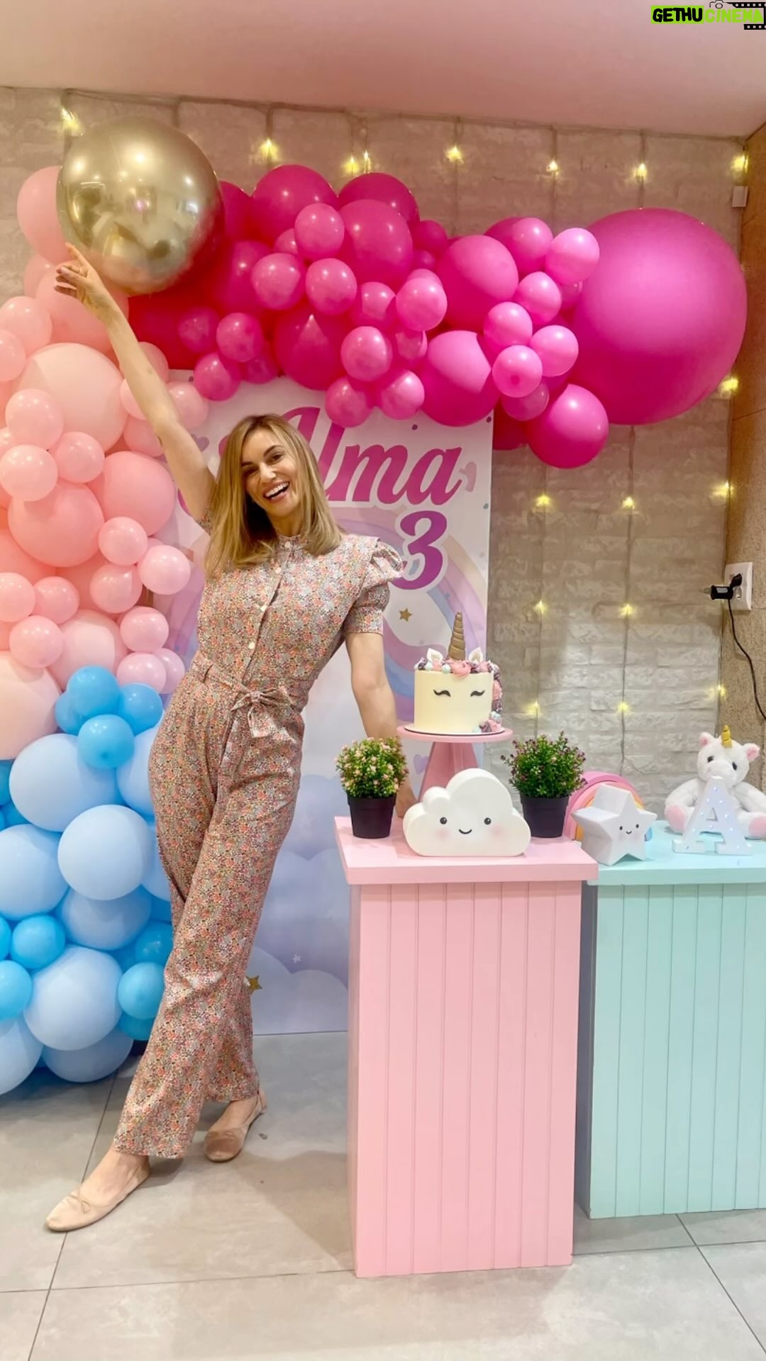 Norma Ruiz - 1.3K Likes - Gracias @katapumkids Andrea y Cris. Sois únicas! Habéis hecho q el cumpleaños de nuestra hija haya sido especial e inolvidable: lleno de actividades didácticas, sorpresas q nunca te podrías imaginar, música, baile y espacios estupendos xa que tanto niños como adultos puedan compartir con todas las personas q quieren, en un gran día de celebración de la vida.🥳
Tarta deliciosa 🎂 @tusantojitos
Catering exquisito 🥟🥨 @pampatarfood