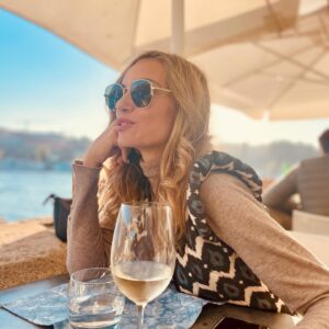 Norma Ruiz Instagram - No tengo palabras para agradecer a la vida los grandes amig@s q tengo! Estos días han sido mágicos y reparadores. Llenos de confidencias y de “Portonics” os quiero @rocio_bracerotv @diana.munoz.mar @dolobanon 🩷