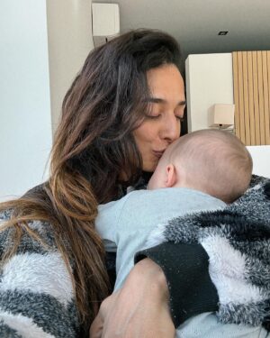 Noua Wong Instagram - Sabem quando falas de mais e pagas com a boca?
Não é o meu caso. Sempre disse que a pequena dorme bem, não passámos muito mal com as cólicas e quase nunca chora. Verdade sim! É bem de boa, suave e tranquilona todos os dias e todas as noites. 
Um feliz Natal a todos e que o coelhinho da Páscoa  não se esqueça de vocês. FELIZ ANO NOVOOOOOO.
#newmom #workingmom #happymom #elajadissemamãsóprasaverem #nãoéumacompetiçao @cifrao4real #ésópratemandarumbeijinho #😎