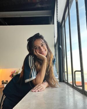 Noua Wong Instagram - Vem aí coisinhas boaaaaassss, varias na verdade mas para este convite, vou vestir-me bem e vou estar de rímel 😎 #girlpower #goodvibes #goodnews