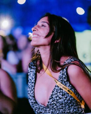 Noua Wong Instagram - Que momento bonito… nem sei bem o que está a acontecer mas recebo de braços abertos e com esta cara.  Cara de orgulho dos artistas que estão em palco e fora dele. Que show é este? 
Bem, estamos a chegar agora a Guimarães para mais dois dias e sinto como se ainda não tivesse visto nada 🥹 BORAAAAA ❤️
📸 @anamarta_photography 
#dzrt2023 @dzrt.oficial