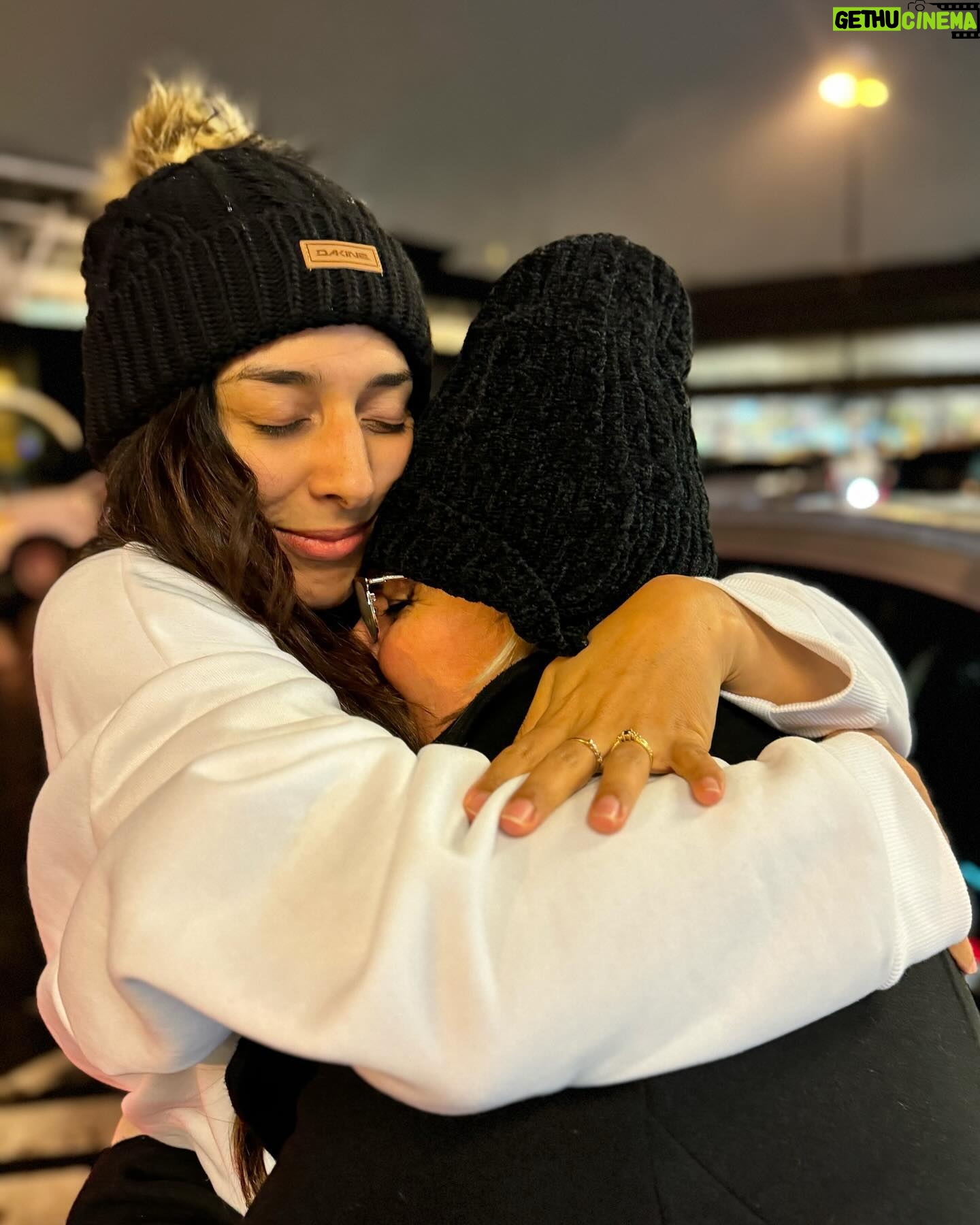 Noua Wong - 6.3K Likes - Hoje dou o fecho oficial das festas de Natal e Ano Novo, lá vai a Mamãe de volta a vidinha dela e cá fico eu já com saudades de tê -lá aqui pertinho de mim. Já já tem mais 🥰
Pra quem tem família emigrante um grande beijinho.
#iloveyoumommy #proudofyou #napascoatemmais