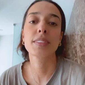 Noua Wong Instagram - Hoje dou o fecho oficial das festas de Natal e Ano Novo, lá vai a Mamãe de volta a vidinha dela e cá fico eu já com saudades de tê -lá aqui pertinho de mim. Já já tem mais 🥰

Pra quem tem família emigrante um grande beijinho. 

#iloveyoumommy #proudofyou #napascoatemmais