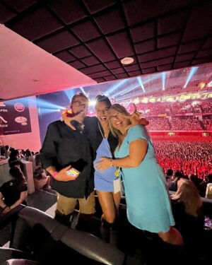 Noua Wong Instagram - 2023 tenho tanto a agradecer que faria um livro. O ano que fiz 40 anos, foi profissionalmente maravilhoso, fui Mamãe (what???? Ainda não acredito), tive uma tour de sonho e feita com muito amor.
Nem tudo foi este sonho, de todos os momentos menos bons, está sem dúvida a despedida da nossa Shi. Mas só temos a agradecer as quase 14 primaveras que nos deu. Obrigada universo, obrigada amigos, obrigada família.
O balanço é positivo e feliz.
Levo para o próximo ano o peito cheio de esperanças e novos sonhos nos bolsos.
Saúde e Paz o resto a gente corre atrás 🍀
#bye2023 #2023 #thankyou