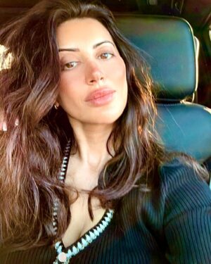 Noureen DeWulf Instagram - IT’S MY BIRTHDAY!! I’ve been lucky enough to go around the sun again with the people I love. My thin eyebrows tell some of my story. Despite all my attempts to grow them out fluffy, I’m from the generation where we started plucking out our brows in middle school…because we were bored. 😑 We didn’t have social media. Or the internet or anything like that. We just had tweezers and nothing else to do. 🙄 Anyways, I’ve always been an energy person—vibey chick if you will. Vibey chicks usually get what they want, they can read a vibe and know when it’s a good time to strike! I’ve learned a lot about my spirit these past few years. I’ve been learning to protect mine more. 🧿… You gotta or they’ll get ya!! (You know who THEY are, those people/forces in your life) I wanna keep this energy clean mama 🌙 🌎 This year also marks my 20th year as an actress and performer. I moved to LA in 2004 to “make it”. It turns out “Making it” is a whole life journey! And this is mine and I appreciate you all being here as I move from an old young person to a young old person. 🎂 I’m taking questions and comments below ☀️❤️😂