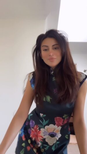 Noureen DeWulf Instagram - IT’S MY BIRTHDAY TODAY AND I’M FEELING WIGGLY!!!!!!!! 🤭