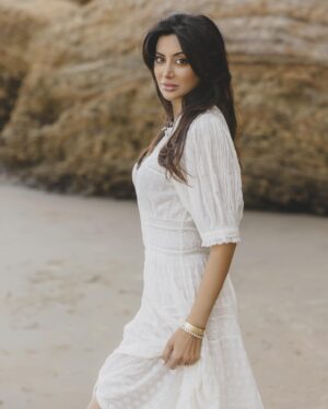 Noureen DeWulf Instagram - Is my true calling to be a luxury catalogue model? 😂 my new pics are giving Lord&Taylor… Saks Holiday Campaign… what else? 😂 😅Caption these please