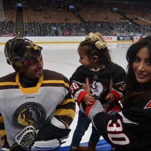Noureen DeWulf Instagram - Kaia’s first time seeing Daddy play hockey! 🤩